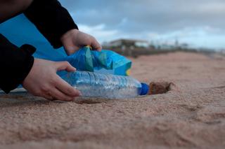 Wielkie sprzątanie po turystach. Na plażach Hiszpanii zebrano ponad 7 ton śmieci!