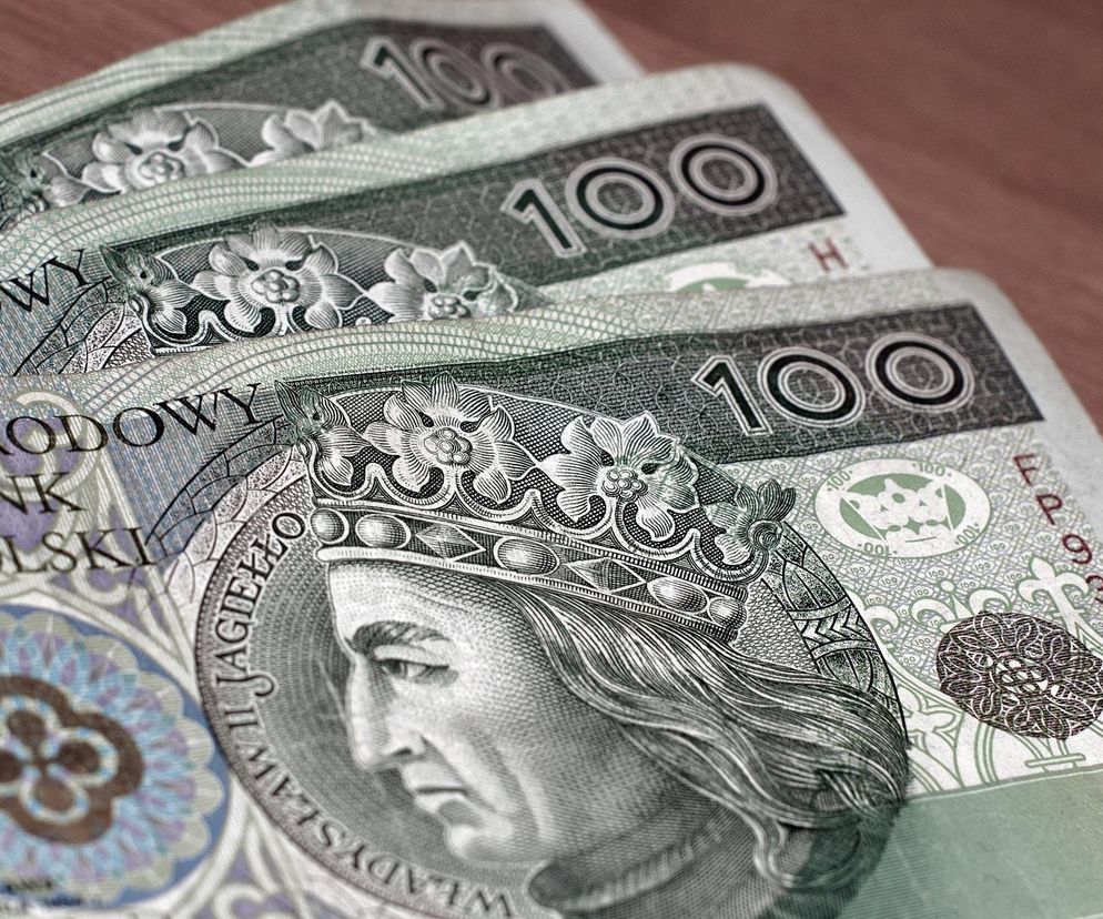 Banknoty stuzłotowe z wizerunkiem króla Władysława II Jagiełły, symbolizujące wynagrodzenia i finanse. Kontekst artykułu Super Biznes dotyczy przeciętnego wynagrodzenia w Polsce w 2025 roku i danych GUS.