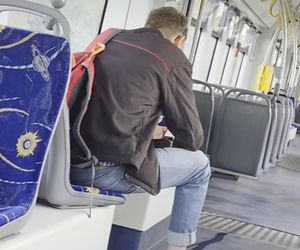 Oddał mocz w toruńskim tramwaju. Wszystko się nagrało