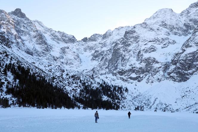 "Selekcja naturalna". Internauci bezlitośni dla ludzi, którzy wchodzą na  na Morskie Oko w czasie odwilży