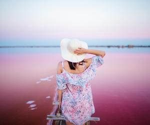 To jedno z najpiękniejszych jezior na świecie. Różowa woda tworzy bajkowy klimat. Sprawdź, gdzie jest różowe jezioro