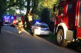Potężny pożar w Trzcianach pod Legionowem. Całe poddasze w ogniu. Na miejsce przyjechało 9 zastępów straży pożarnej