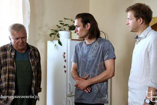 Barwy szczęścia odcinek 1370. Bartek (Bartosz Gelner), Łukasz Sadowski (Michał Rolnicki), Leon Małkowski (Włodzimierz Matuszak)