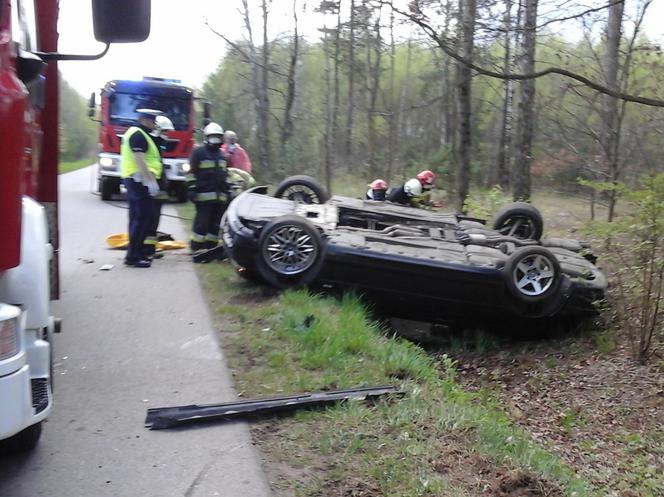 Tragiczny wypadek pod Bielskiem Podlaskim. Dachowanie BMW. Kierowca zginął na miejscu