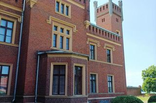 Ten pałac w woj. warmińsko-mazurskim wygląda jak z bajki. Powstał w XIX wieku