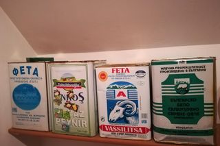 Wybitny chemik zbiera etykiety od sera. Ma ich tysiące