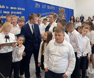 Pierwsza Dama uczciła z uczniami 100 lat od nadania imienia Stefana Batorego Szkole Podstawowej w Liwie
