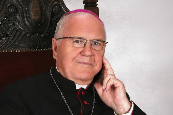 Biskup Paweł Cieślik zakażony koronawirusem!  W jakim stanie jest duchowny? 