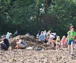 Muzeum Agatów w Rudnie zorganizowało wykopki minerałów. Zbierano je jak ziemniaki