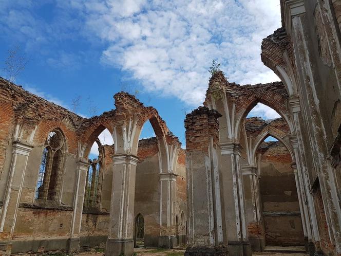 Zwiedziliśmy zabytkowe ruiny kościoła w Jałówce. Poznaj historię wyjątkowego miejsca [ZDJĘCIA]