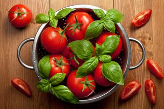 Najlepsza sałatka z pomidorów z bazylią (tylko 5 składników!)