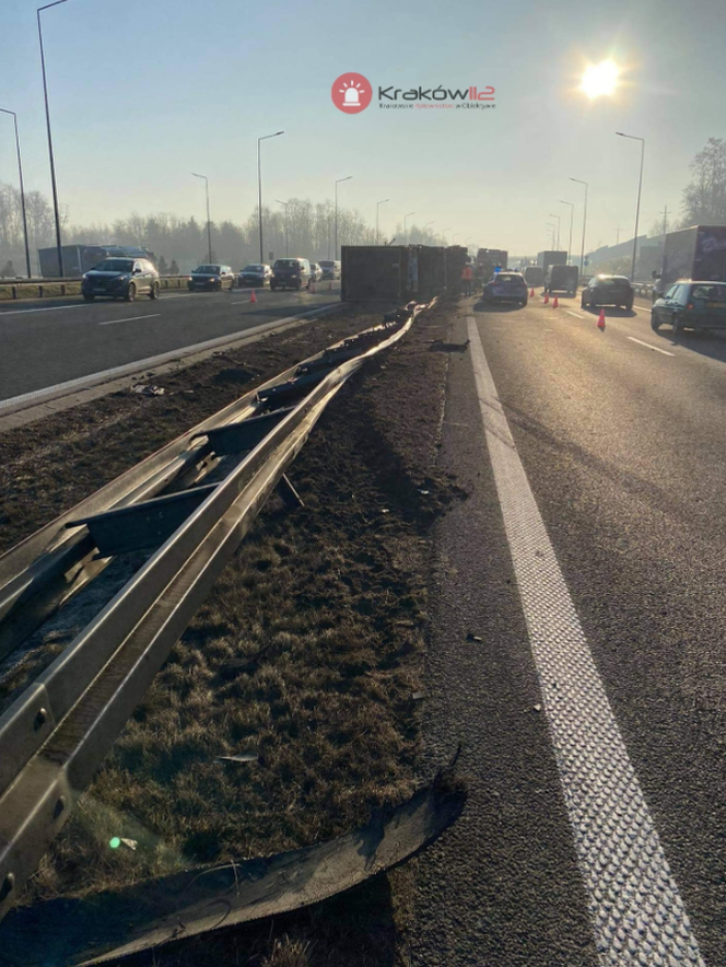 Kraków: Na A4 WYSTRZELIŁA opona ciężarówki! Pojazd leży na boku, OGROMNE utrudnienia 
