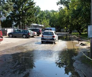 Osiedlowa ulica jest ciągle zalana. Mieszkańcy mają dość 
