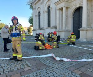 Zamojskie służby ćwiczą na terenie zamojskiej Katedry. Ich celem jest doskonalenie współdziałania