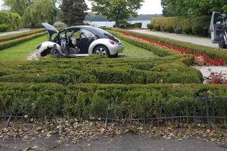 Szczecinek. Wjechał autem do parku, taranując wszystko po drodze