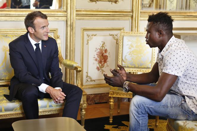 Imigrant z Mali, który uratował dziecko i prezydent Francji, Emmanuel Macron