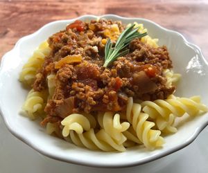 Treściwy makaron: świderki z kremowym sosem z mięsa mielonego