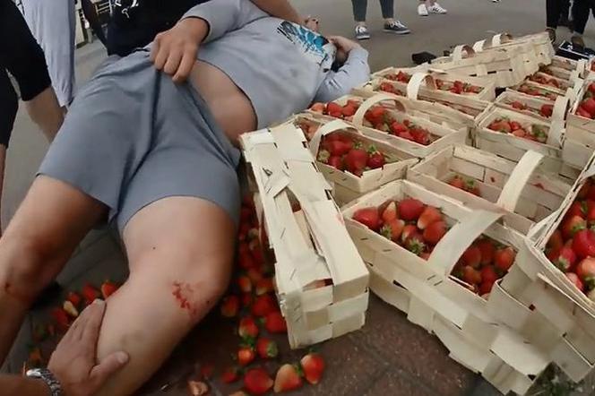 Wypędzanie demona w truskawkach. Szokujące nagranie obiegło internet [VIDEO]