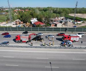  Gigantyczna kraksa pięciu samochodów na moście Południowym. Auto wjechało na dach drugiego!