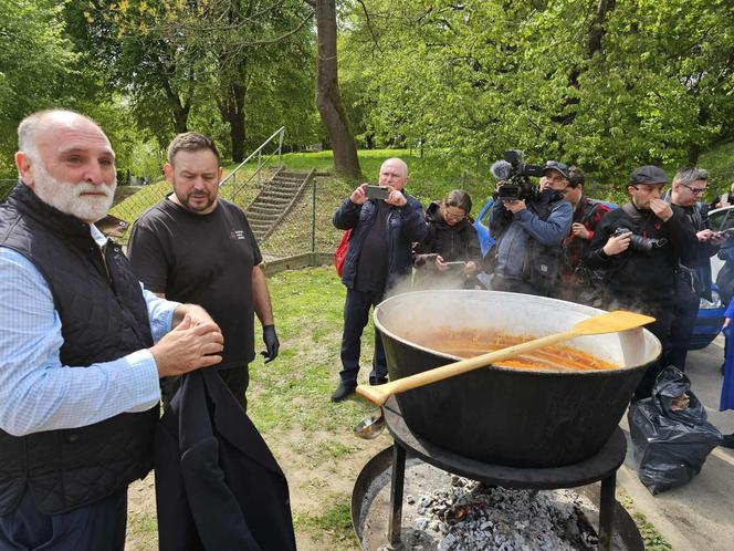 Przyjaciele gotowali zupę Damianówkę na pogrzebie Damiana Sobola