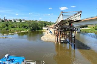 Zakończyła się operacja nasuwania i zespalania około 100-metrowej, ważącej 300 ton części stalowej konstrukcji na znajdującą się w rzece podporę nurtową.