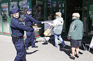 Lublin: Policjanci ROZDAJĄ MASECZKI! Ruszyli pod sklepy i targowiska. „Mamy jeden cel”