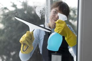 Szukasz szybkiego sposobu na umycie okien przed świętami? Tiktokerka pokazuje, jak zrobić to w kilka minut 