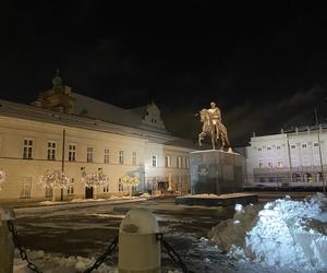 Warszawska iluminacja w śnieżny wieczór