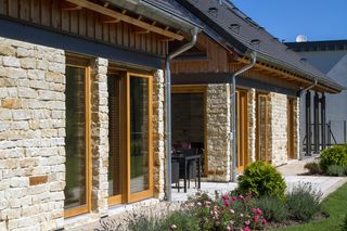 Architekt rzeźbił bryłę, aż rzut parteru stał się 18-bokiem. Jest też elewacja z chropawego piaskowca