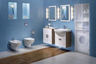 Błękitna łazienka z drewnianym dekorem na posadzce