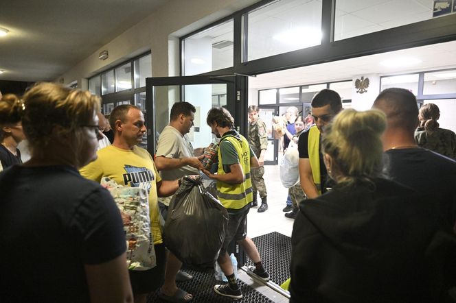 Pożar w Ząbkach. Wielkie poruszenie! Ludzie z całego miasta ruszyli z pomocą 