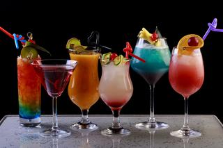 Jak podawać drinki na przyjęciu? Poradnik barmana amatora