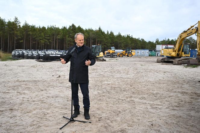 iebrowo, 15.10.2025. Premier RP Donald Tusk podczas wizyty na miejscu planowanej budowy pierwszej polskiej elektrowni jądrowej Lubiatowo – Kopalino w Biebrowie (woj. pomorskie)