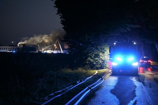 Pożar akumulatorowni na poddaszu zakładu przetwórstwa drobiu w Kawle