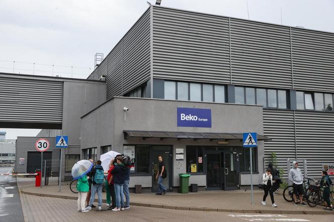 Pracownicy Beko rozpoczęli żałobny protest