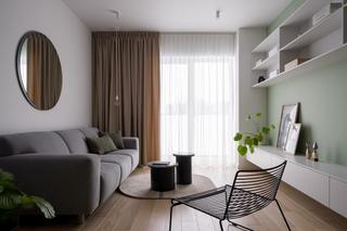 Małe mieszkanie w rozbielonej zieleni