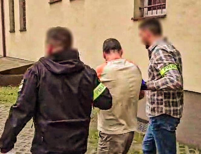 Zdetonował ładunek wybuchowy w sklepie. Ucieczkę przed policją skończył w rowie