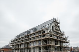 Kontrowersyjna budowa w Wieliszewie. Architekt ujawnia, co stało za projektem 15 sypialni?