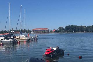 Samochód runął do jeziora! Żal mu było kilku złotych. W warsztacie zapłaci majątek