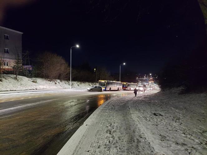 Tir uderzył w auta osobowe i autobus. To na Armii Krajowej w Starachowicach