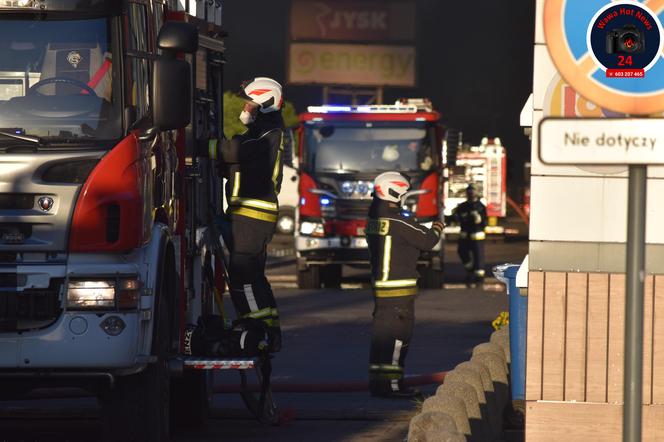 Warszawa. Płonie centrum handlowe Marywilska 44