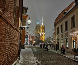 Ostrów Tumski we Wrocławiu w zimowej odsłonie. To miejsce trzeba odwiedzić [zdjęcia]