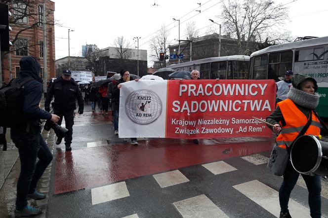 Protest pracowników sądów we Wrocławiu