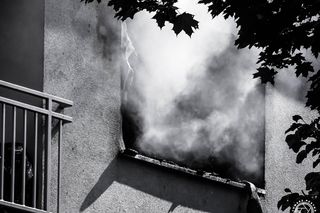 Pożar i wybuchy w mieszkaniu bloku w Tychach