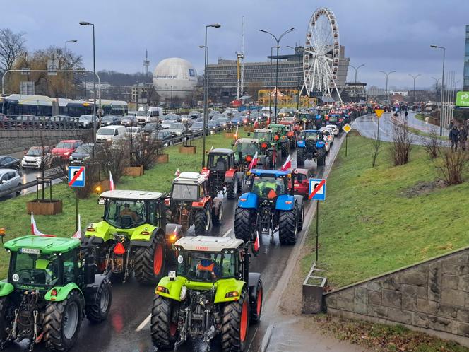 Strajk rolników w Krakowie. Kolumna liczyła ponad 400 maszyn