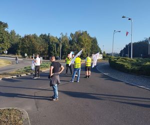 Protest górników w Jastrzębiu-Zdroju. Blokują kluczowe rondo i główne drogi