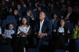 Premier Donald Tusk wśród gości zgromadzonych w Centrum Nauki Kopernik w Warszawie oglądał start misji Axiom-4 z polskim astronautą Sławoszem Uznańskim-Wiśniewskim