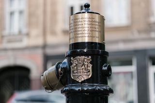 Przy ulicy Kraszewskiego upamiętniono tragicznie zmarłych strażaków. Tablica pojawiła się w nietypowym miejscu [ZDJĘCIA]