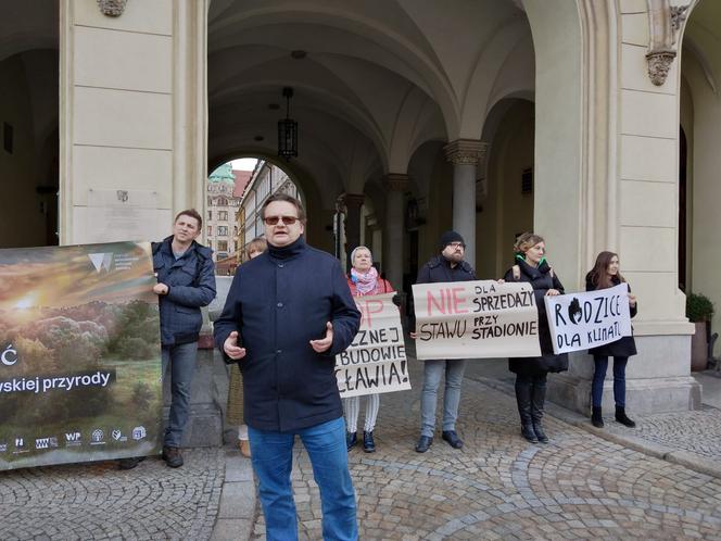 Wraca temat sprzedaży działki przy stadionie Tarczyński Arena. Ekolodzy protestują [ZDJĘCIA]