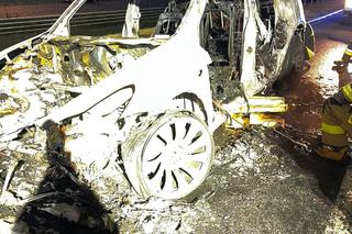 Samochód elektryczny w ogniu na trasie S5. Dogaszanie trwało kilka godzin [ZDJĘCIA]